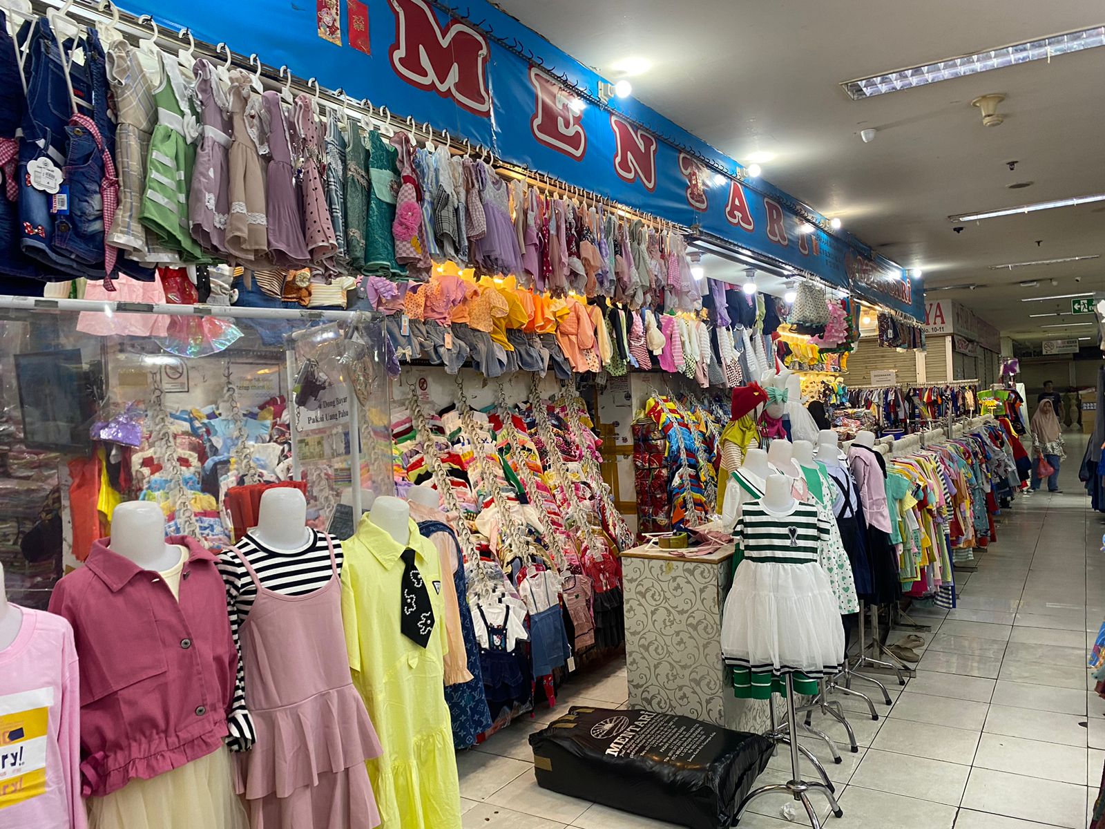 Deretan toko pakaian anak di PGS yang nampak sepi dari aktivitas jual beli, Jumat (6/10/2023). Foto: Meilita suarasurabaya.net
