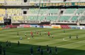 Pemanasan jelang duel klasik Persebaya Surabaya vs Persib Bandung di Stadion Gelora Bung Tomo (GBT) pada Sabtu (7/10/2023). Foto: Risky suarasurabaya.net