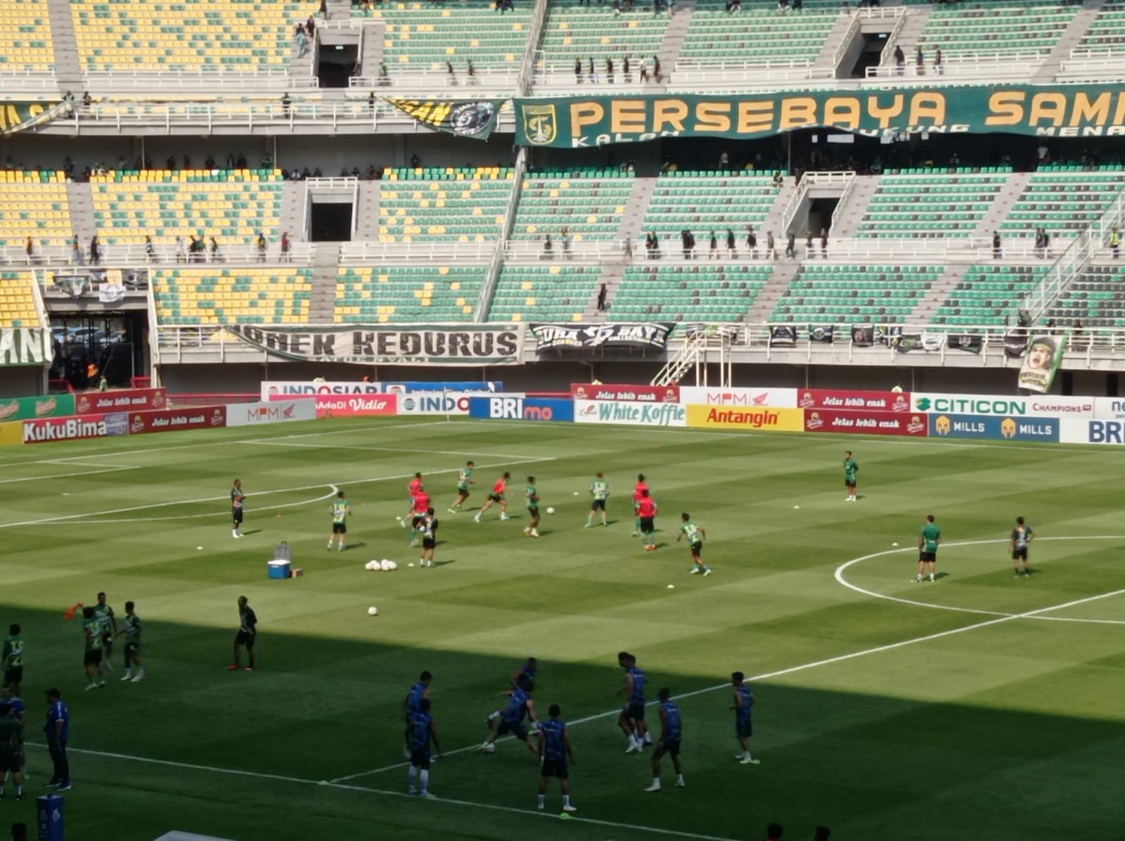 Pemanasan jelang duel klasik Persebaya Surabaya vs Persib Bandung di Stadion Gelora Bung Tomo (GBT) pada Sabtu (7/10/2023). Foto: Risky suarasurabaya.net