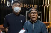 Kiri ke kanan: Judistira Setiadji Komisaris Blackhole KTV dan Sudiman Sidabuke Legal Permanent Blackhole KTV saat konferensi pers, Sabtu (7/10/2023). Foto: Meilita suarasurabaya.net