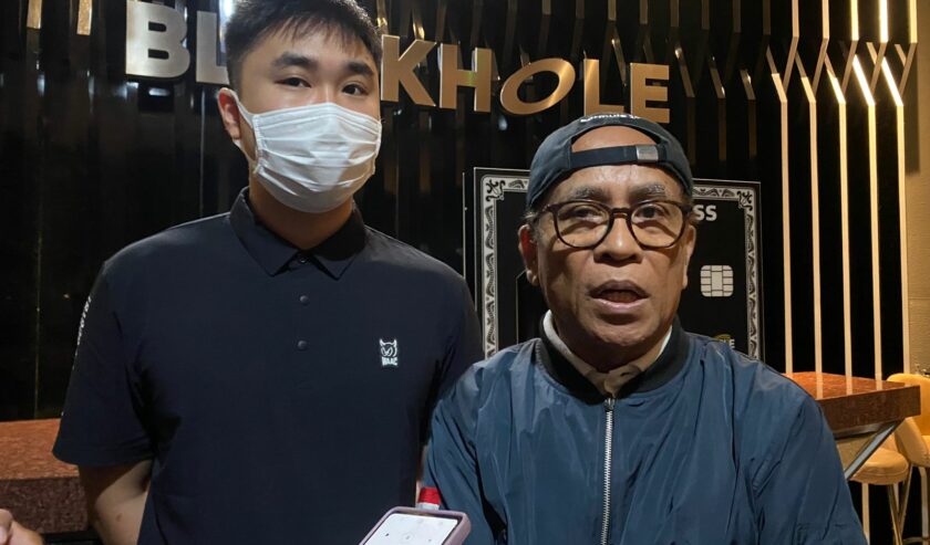 Kiri ke kanan: Judistira Setiadji Komisaris Blackhole KTV dan Sudiman Sidabuke Legal Permanent Blackhole KTV saat konferensi pers, Sabtu (7/10/2023). Foto: Meilita suarasurabaya.net