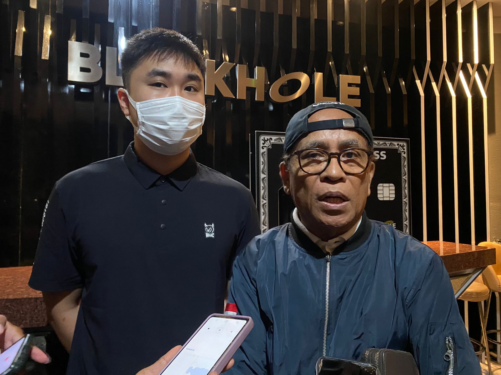 Kiri ke kanan: Judistira Setiadji Komisaris Blackhole KTV dan Sudiman Sidabuke Legal Permanent Blackhole KTV saat konferensi pers, Sabtu (7/10/2023). Foto: Meilita suarasurabaya.net