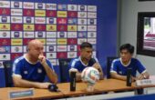 Bojan Hodak pelatih bersama Ciro Alves pemain Persib saat berada dalam After Match Press Conference, pada Sabtu (7/10/2023). Foto: Risky suarasurabaya.net