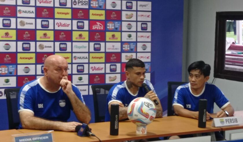 Bojan Hodak pelatih bersama Ciro Alves pemain Persib saat berada dalam After Match Press Conference, pada Sabtu (7/10/2023). Foto: Risky suarasurabaya.net