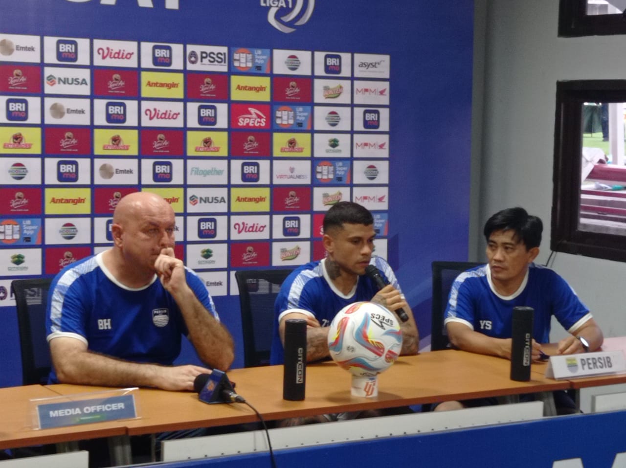 Bojan Hodak pelatih bersama Ciro Alves pemain Persib saat berada dalam After Match Press Conference, pada Sabtu (7/10/2023). Foto: Risky suarasurabaya.net