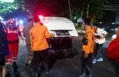 Petugas mengevakuasi korban kecelakaan di Jalan Diponegoro, Kota Surabaya, Jawa Timur pada Minggu (8/10/2023) dini hari. Foto: Command Center