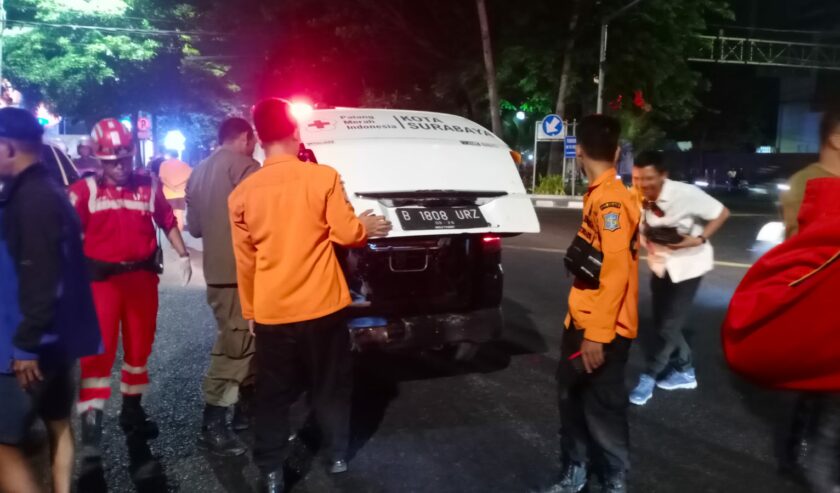 Petugas mengevakuasi korban kecelakaan di Jalan Diponegoro, Kota Surabaya, Jawa Timur pada Minggu (8/10/2023) dini hari. Foto: Command Center