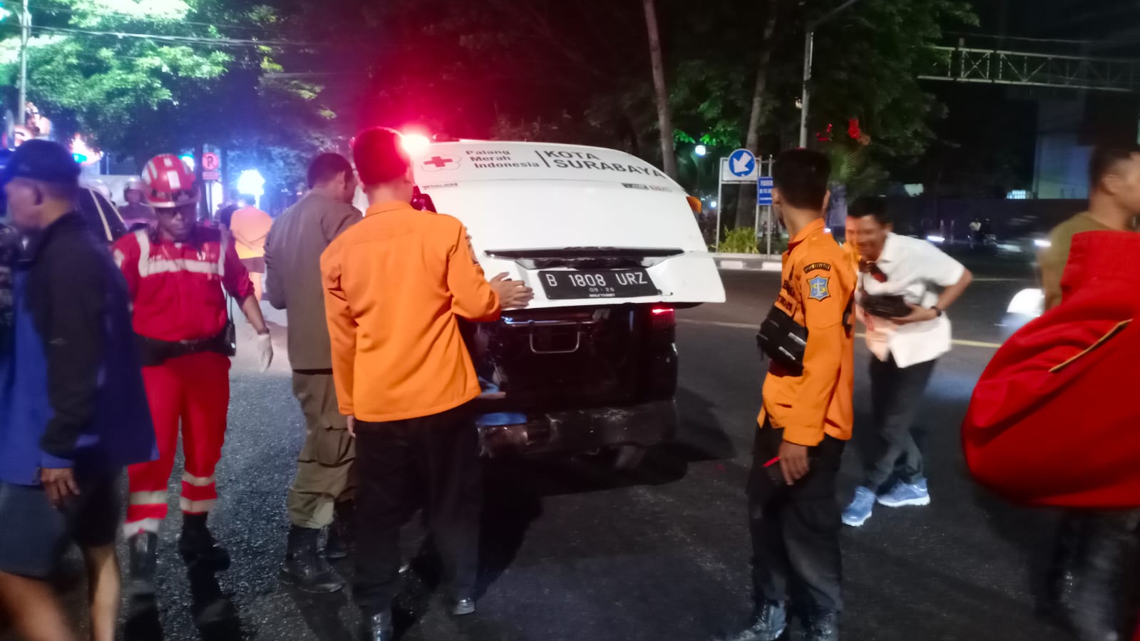 Petugas mengevakuasi korban kecelakaan di Jalan Diponegoro, Kota Surabaya, Jawa Timur pada Minggu (8/10/2023) dini hari. Foto: Command Center