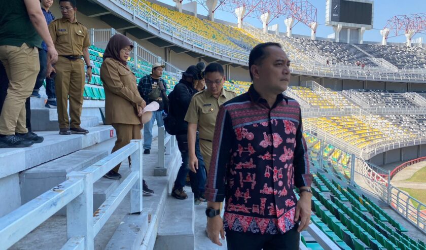 Eri Cahyadi Wali Kota Surabaya saat sidak lagi Stadion Gelora Bung Tomo untuk persiapan Piala Dunia U-17 2023 hari ini, Senin (9/10/2023). Foto: Meilita suarasurabaya.net