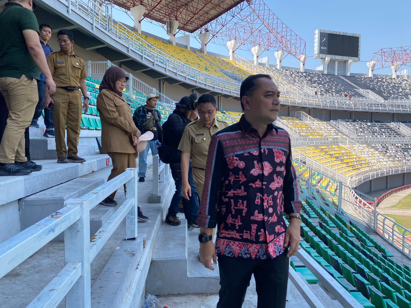 Eri Cahyadi Wali Kota Surabaya saat sidak lagi Stadion Gelora Bung Tomo untuk persiapan Piala Dunia U-17 2023 hari ini, Senin (9/10/2023). Foto: Meilita suarasurabaya.net