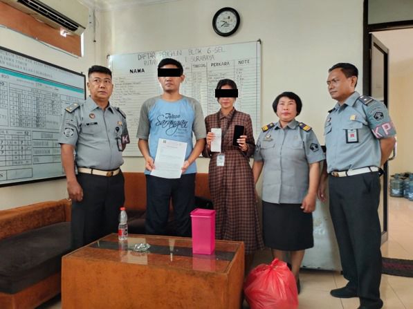YA (kaos biru) dan JS (baju motif kotak) waktu diamankan petugas rutan Surabaya karena penyelundupan ponsel ke dalam rutan, Senin (9/10/2023). Foto: Humas Kemenkumham Jatim