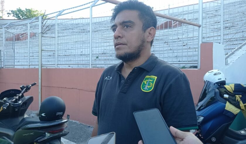 Yahya Alkatiri manajer Persebaya saat berada di Stadion Gelora 10 Nopember Tambaksari Surabaya. Foto: Risky suarasurabaya.net