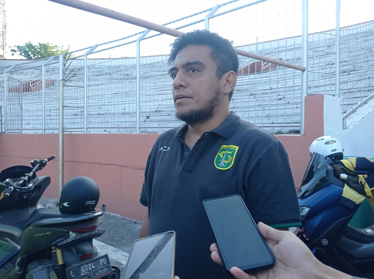 Yahya Alkatiri manajer Persebaya saat berada di Stadion Gelora 10 Nopember Tambaksari Surabaya. Foto: Risky suarasurabaya.net