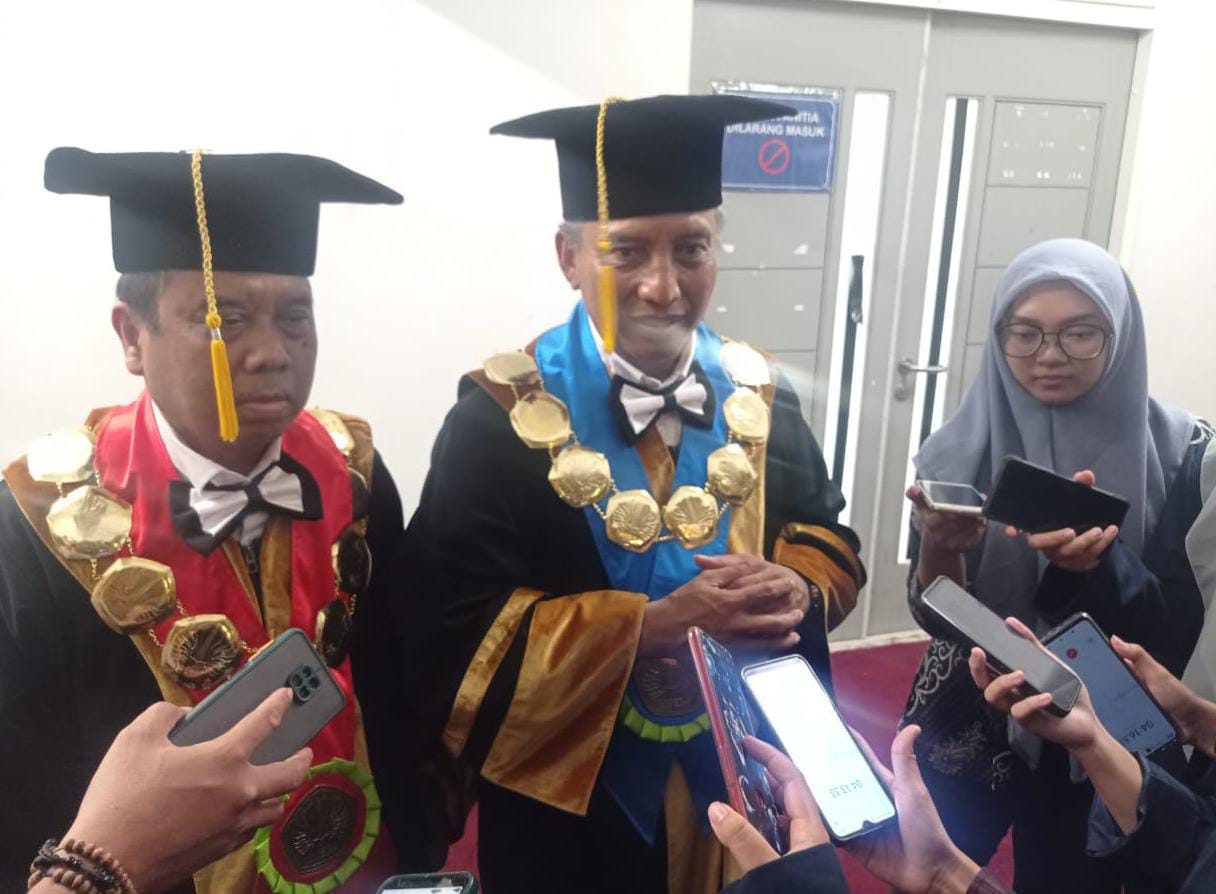 Nurhasan Rektor Universitas Negeri Surabaya (Unesa) saat berada di Graha Unesa Lidah Wetan Surabaya, pada Selasa (10/10/2023). Foto: Risky suarasurabaya.net