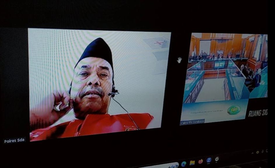 Samanhudi Eks Wali Kota Blitar waktu mengikuti sidang vonis hukuman secara daring di Pengadilan Negeri Surabaya, Selasa (10/10/2023). Foto: Istimewa.
