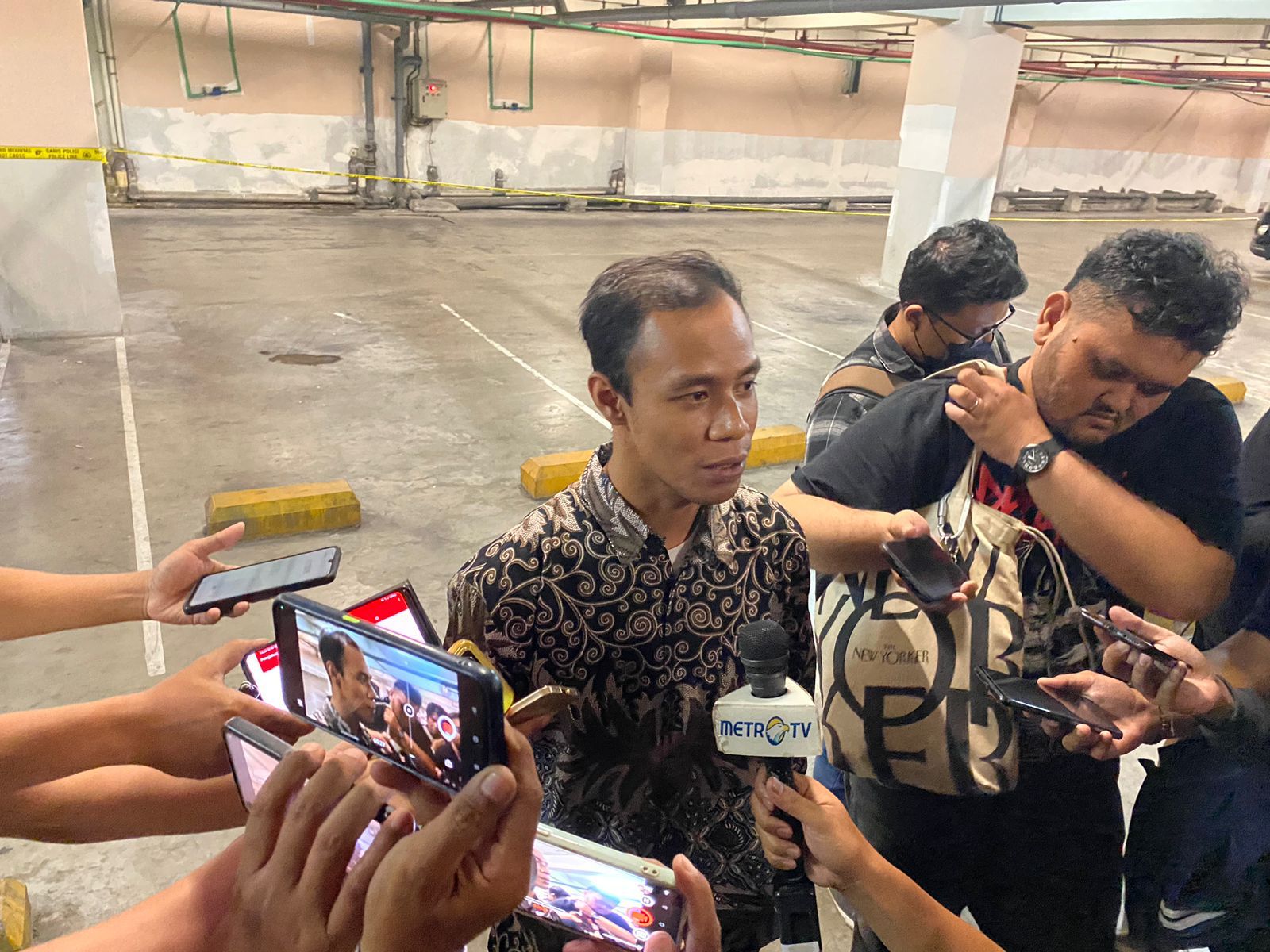 M. Nailul Amani tim kuasa hukum korban DSA waktu ditemui di basement Lenmarc Mal setelah proses rekonstruksi, Selasa (10/10/2023). Foto: Wildan suarasurabaya.net