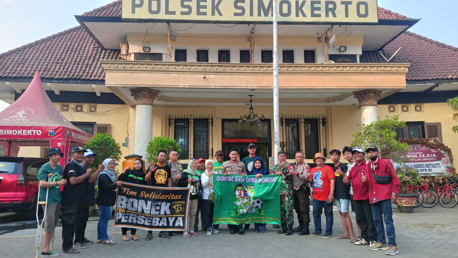 Polsek Simokerto bersama komunitas Bonek Peduli Disabilitas Simokerto, melaksanakan kegiatan Bhakti Sosial di Kelurahan Simolawang, pada Selasa (10/10/2023). Foto: Polsek Simokerto