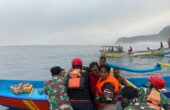 Tim SAR gabungan mengevakuasi nelayan yang selamat dari Pulau Nusa Barong menuju ke Puger, Rabu (11/10/2023). Foto: Basarnas Jember
