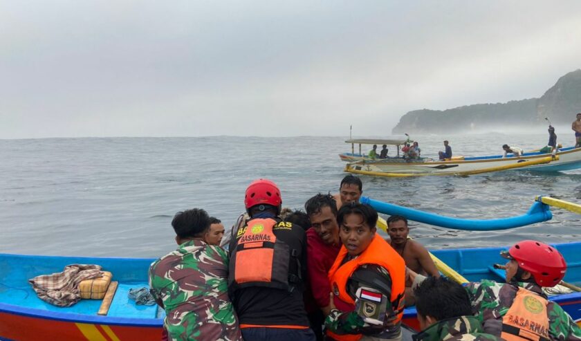 Tim SAR gabungan mengevakuasi nelayan yang selamat dari Pulau Nusa Barong menuju ke Puger, Rabu (11/10/2023). Foto: Basarnas Jember