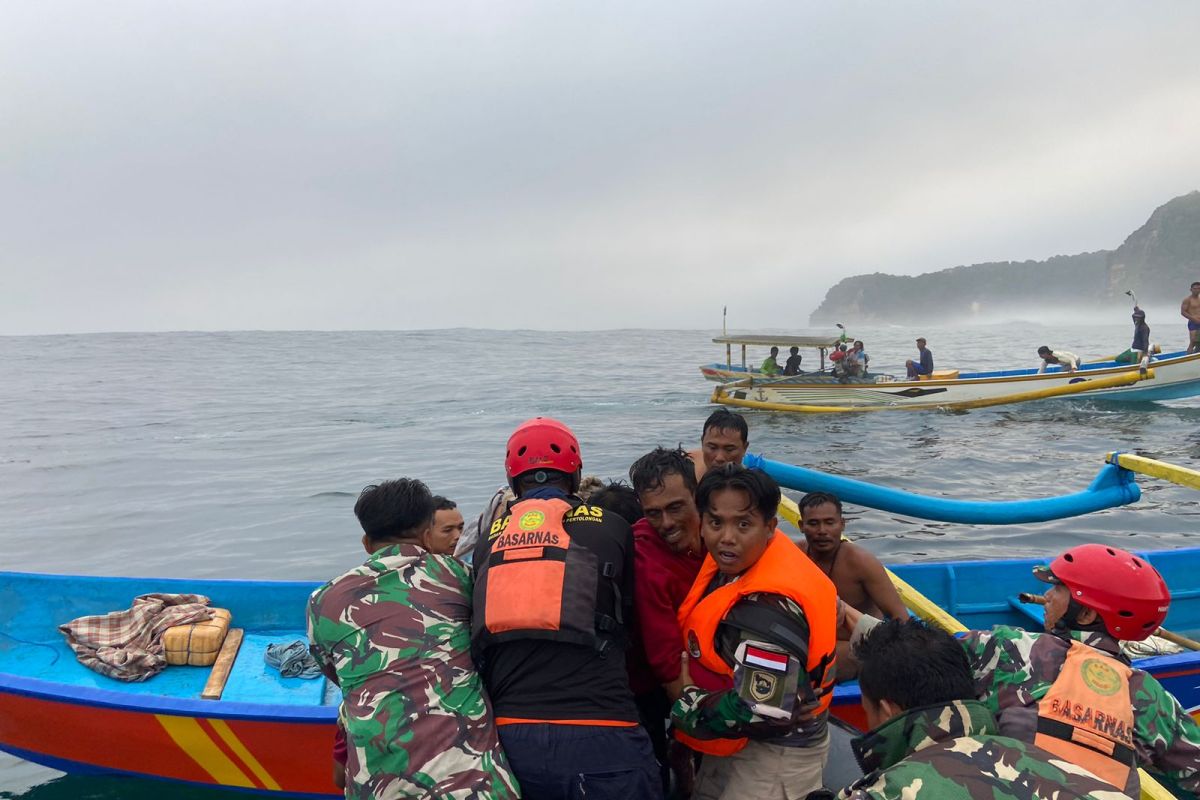 Tim SAR gabungan mengevakuasi nelayan yang selamat dari Pulau Nusa Barong menuju ke Puger, Rabu (11/10/2023). Foto: Basarnas Jember