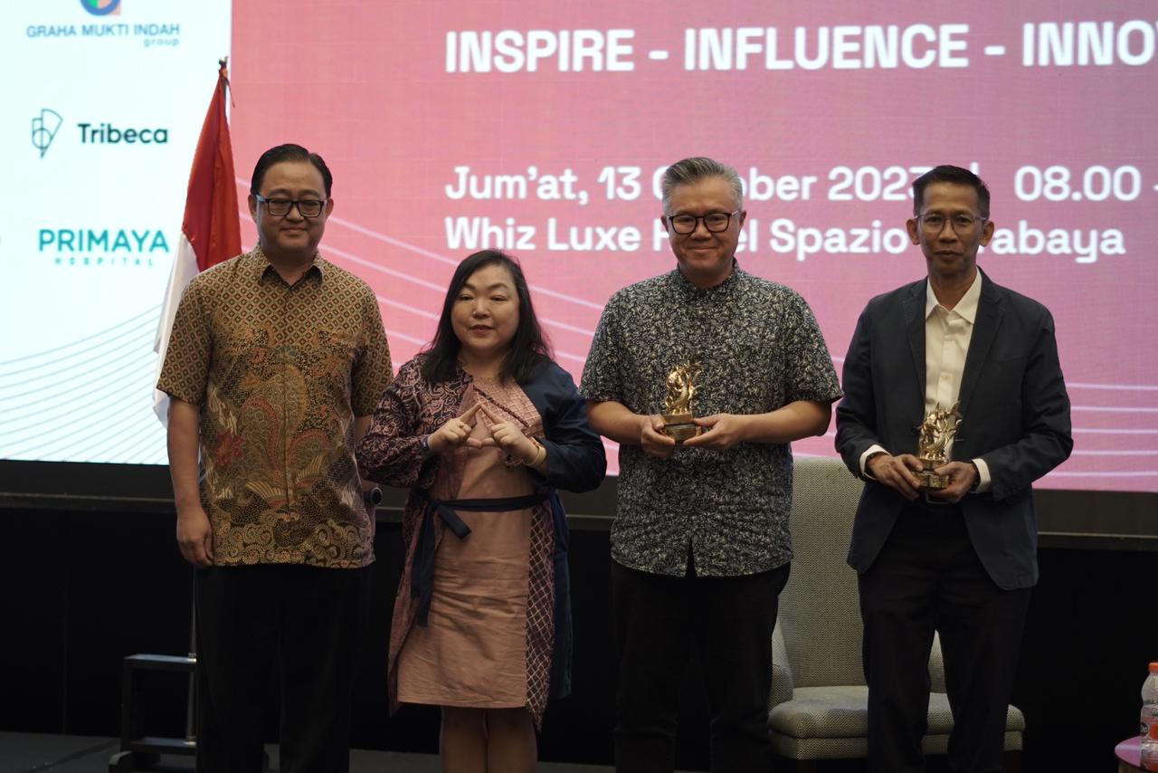 Pembicara Leadership Summit 2023 : Indonesia Leading The Way di Whiz Luxe Hotel Surabaya, Jumat (13/10/2023). Satu di antaranya Verry Firmansyah CEO Suara Surabaya Media (paling kiri). Foto: AMA Indonesia