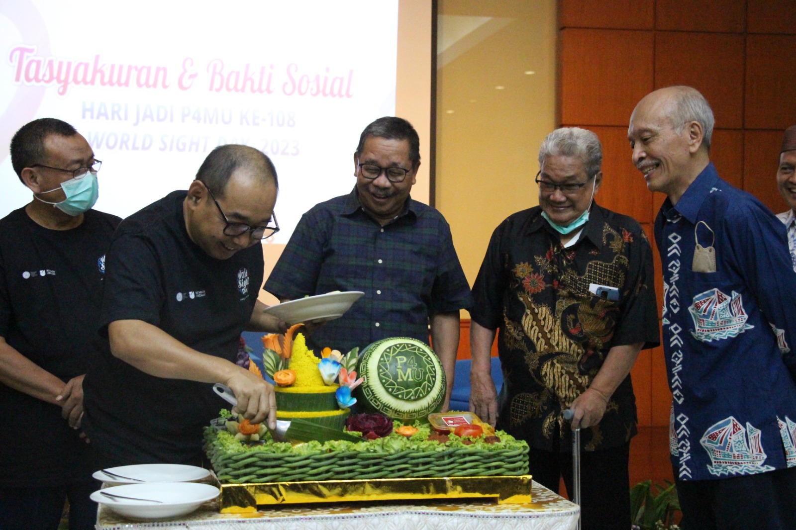 Prosesi pemotongan tumpeng oleh Arif Afandi Ketua Badan Perhimpunan Perawatan Penderita Penyakit Mata Undaan (P4MU) di Gedung Aula RS Mata Undaan Surabaya, Sabtu (14/10/2023) Foto: Humas RS Undaan Surabaya