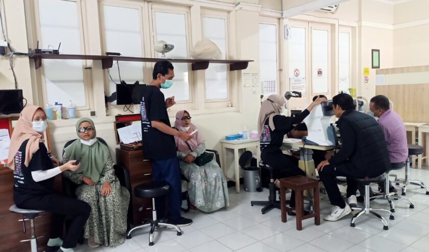 Pemeriksaan mata gratis dan konsultasi gizi bagi rekan media se-Jatim di Rumah Sakit Mata Undaan (RSMU) pada Sabtu (14/10/2023). Foto: Feby Magang suarasurabaya.net