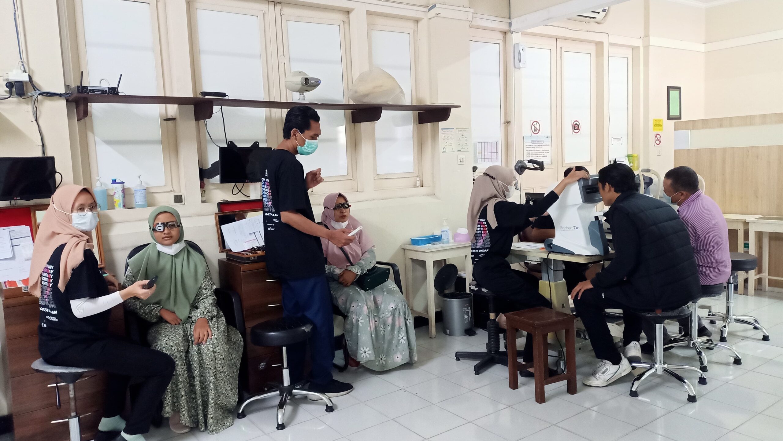 Pemeriksaan mata gratis dan konsultasi gizi bagi rekan media se-Jatim di Rumah Sakit Mata Undaan (RSMU) pada Sabtu (14/10/2023). Foto: Feby Magang suarasurabaya.net
