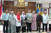 Tujuh guru besar Universitas Airlangga (Unair) seusai Konferensi Pers Pra Pengukuhan di Gedung Rektorat Unair Kampus C Surabaya, pada Selasa (17/10/2023). Foto: Risky suarasurabaya.net