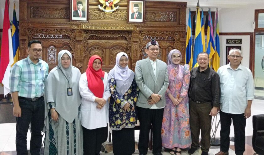 Tujuh guru besar Universitas Airlangga (Unair) seusai Konferensi Pers Pra Pengukuhan di Gedung Rektorat Unair Kampus C Surabaya, pada Selasa (17/10/2023). Foto: Risky suarasurabaya.net