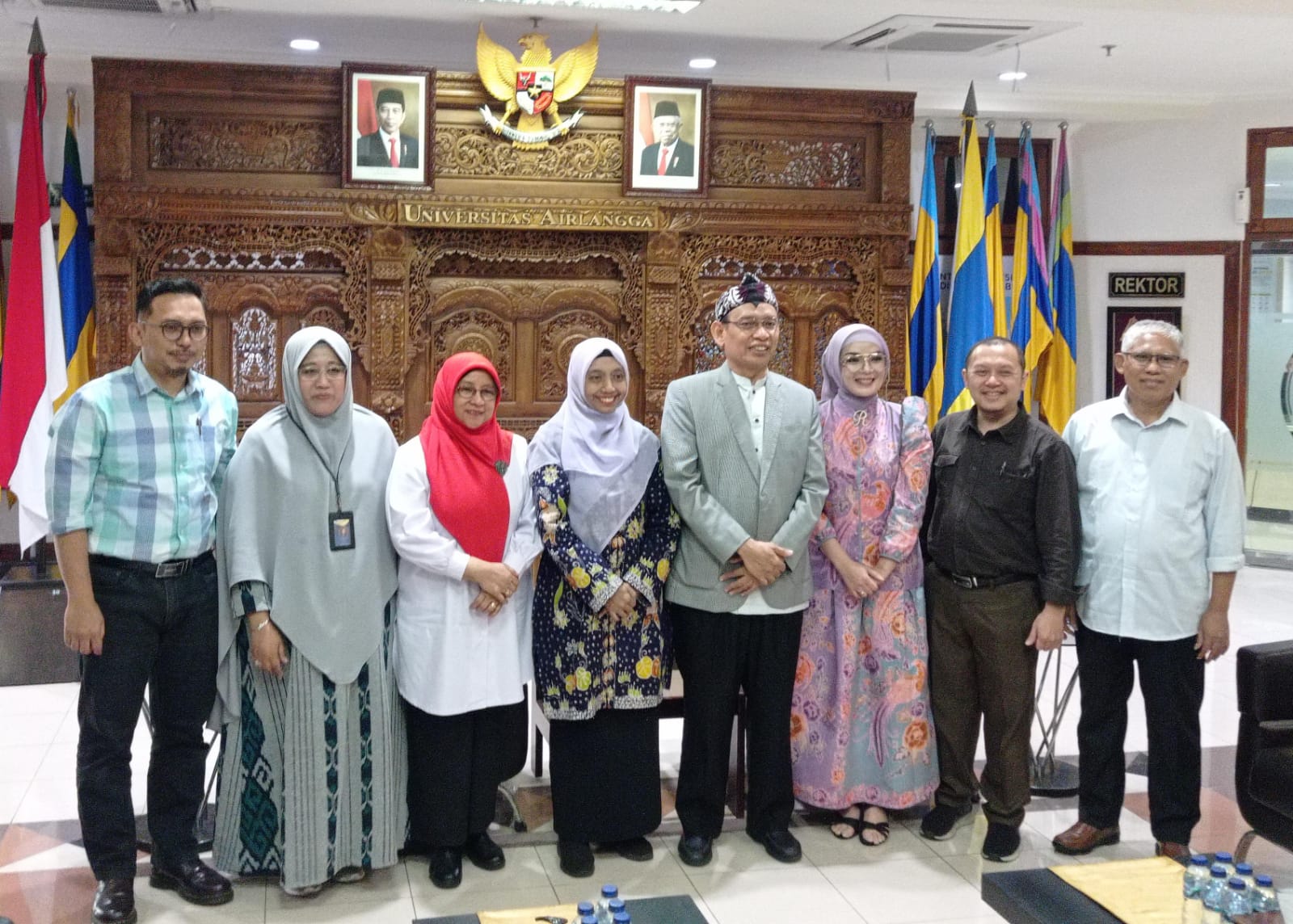 Tujuh guru besar Universitas Airlangga (Unair) seusai Konferensi Pers Pra Pengukuhan di Gedung Rektorat Unair Kampus C Surabaya, pada Selasa (17/10/2023). Foto: Risky suarasurabaya.net