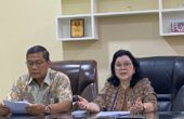 Sugianto (kanan) dan Lisa Rahmat (kiri) tim kuasa hukum tersangka GRT waktu menyampaikan sejumlah klarifikasi, Selasa (17/10/2023). Foto: Wildan suarasurabaya.net