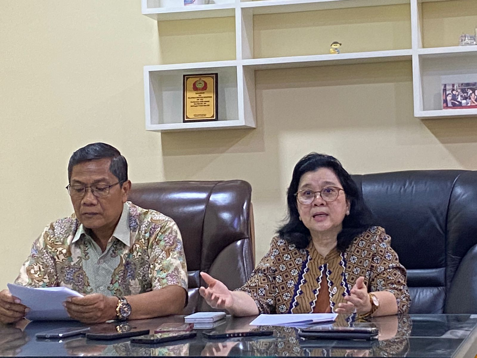 Sugianto (kanan) dan Lisa Rahmat (kiri) tim kuasa hukum tersangka GRT waktu menyampaikan sejumlah klarifikasi, Selasa (17/10/2023). Foto: Wildan suarasurabaya.net