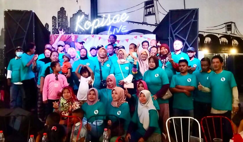 Kelompok relawan di Surabaya waktu mendeklarasikan dukungan kepada Gibran Wali Kota Solo di kawasan Margorejo, Surabaya, Selasa (17/10/2023). Foto: Wildan suarasurabaya.net
