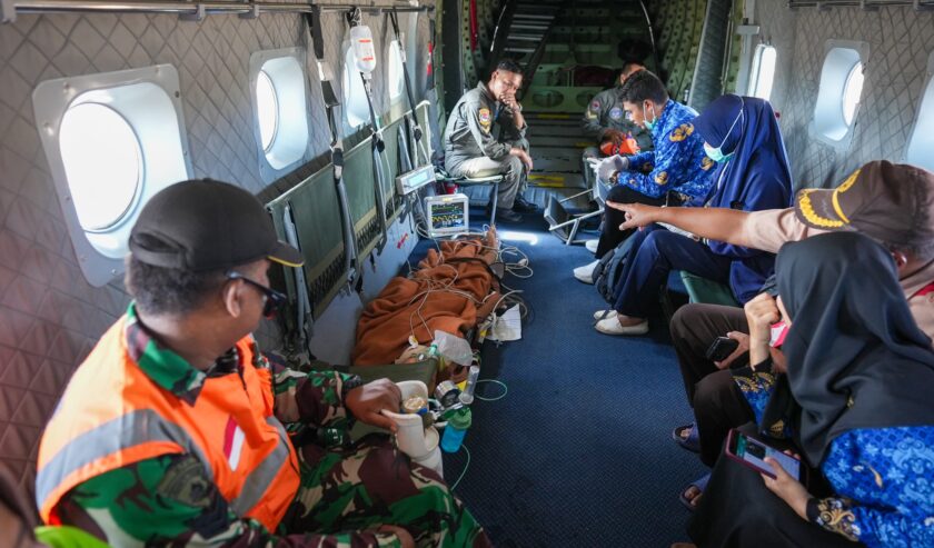 Proses evakuasi korban kecelakaaan dibawa dari Bandara Bawean menuju Bandara Juanda, membawa korban ke Rumah Sakit Pusat Angkatan Laut (RSPAL) dr. Ramelan Surabaya, Selasa (17/10/2023).