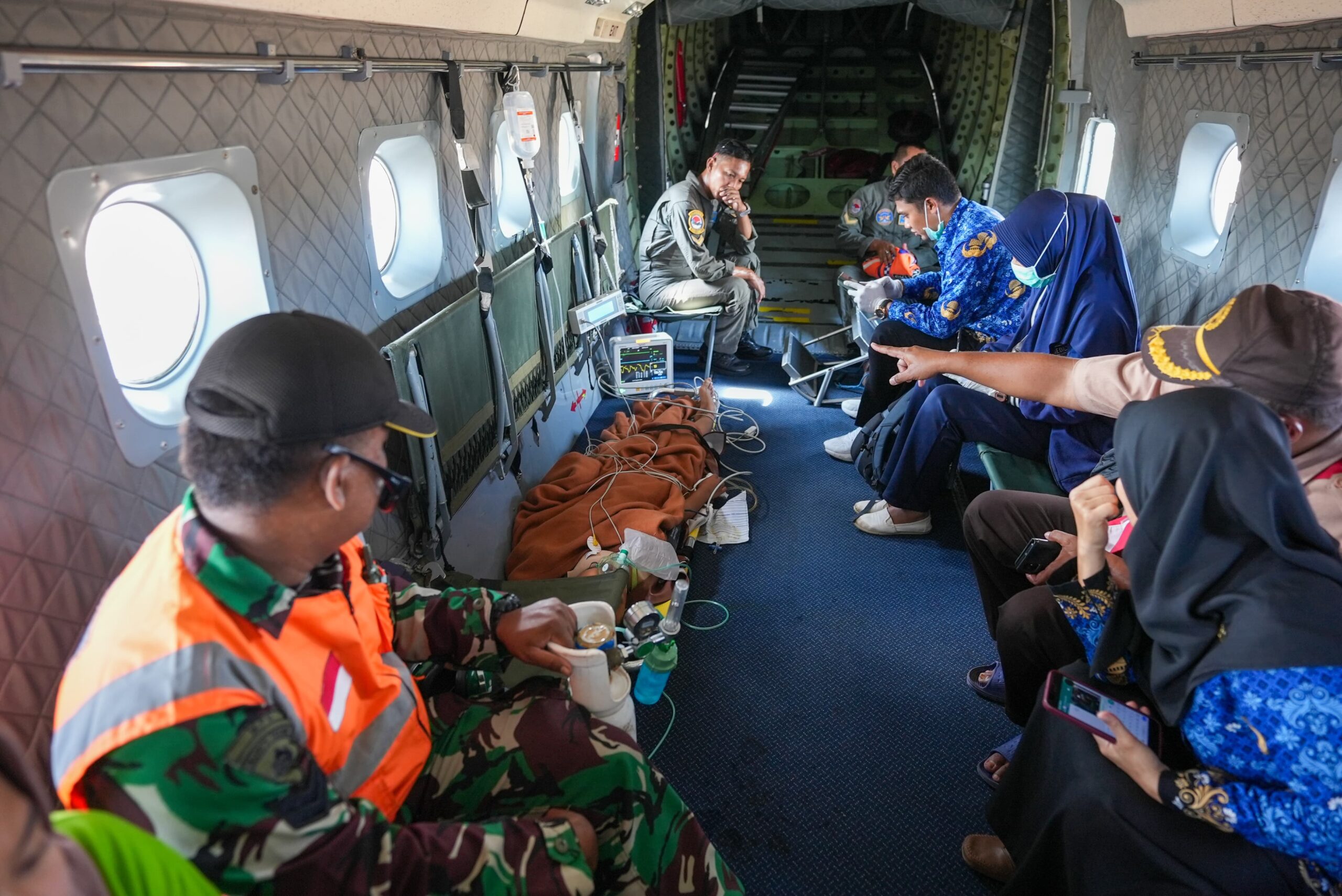 Proses evakuasi korban kecelakaaan dibawa dari Bandara Bawean menuju Bandara Juanda, membawa korban ke Rumah Sakit Pusat Angkatan Laut (RSPAL) dr. Ramelan Surabaya, Selasa (17/10/2023).