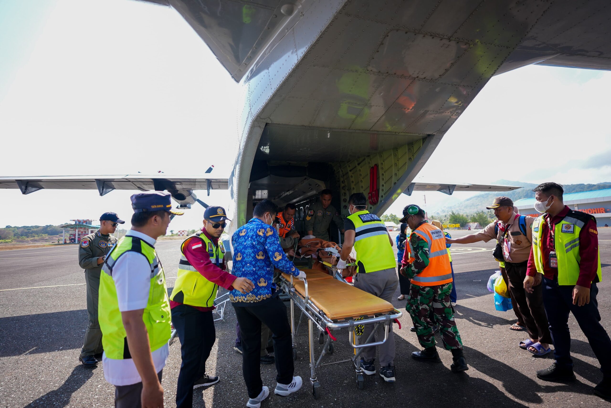 Proses evakuasi korban kecelakaaan dibawa dari Bandara Bawean menuju Bandara Juanda, membawa korban ke Rumah Sakit Pusat Angkatan Laut (RSPAL) dr. Ramelan Surabaya, Selasa (17/10/2023).