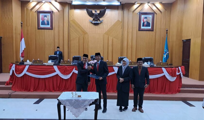 Penyerahan Nota Keuangan RAPBD 2024 saat rapat paripurna, Selasa (17/10/2023). Foto: Istimewa