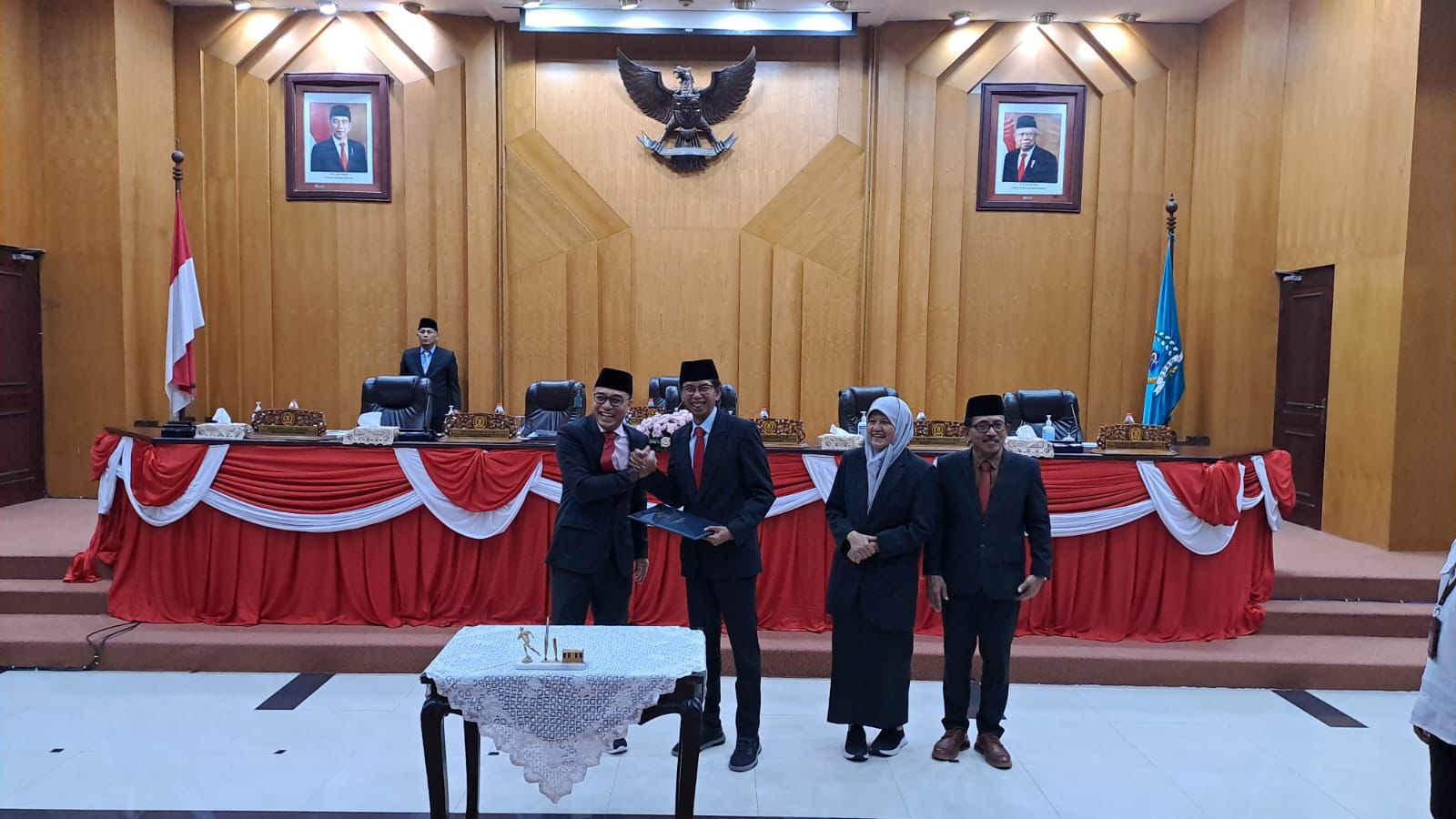 Penyerahan Nota Keuangan RAPBD 2024 saat rapat paripurna, Selasa (17/10/2023). Foto: Istimewa