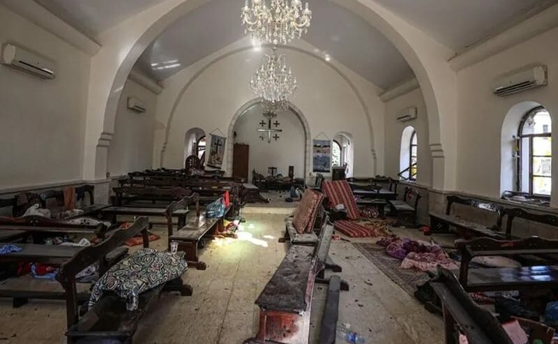 Kondisi di dalam Kapel St Philip di Rumah Sakit Al-Ahli Baptist yang diserang Israel di Gaza pada 18 Oktober 2023. (Anadolu Agency)