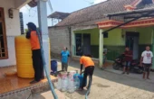 Petugas menyalurkan bantuan air bersih ke rumah-rumah warga di daerah yang cenderung kering dan tandus, di Tulungagung selatan. Foto: BPBD Tulungagung