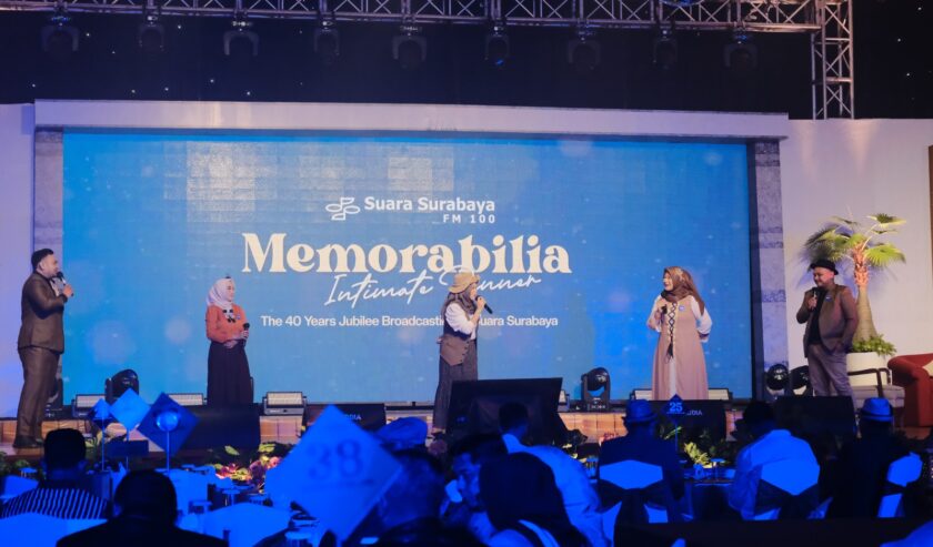 Penampilan lima penyiar Radio Suara Surabaya yaitu Hendra Lukas Hutagalung, Widya Safitri, Restu Indah, Aini Kusuma, dan Adit Jufriansyah di Memorabilia Intimate Dinner di Ballrom Shangri-La Hotel, Surabaya, Jumat (20/10/2023). Foto: Suara Surabaya