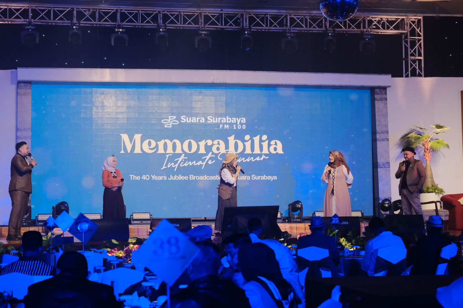 Penampilan lima penyiar Radio Suara Surabaya yaitu Hendra Lukas Hutagalung, Widya Safitri, Restu Indah, Aini Kusuma, dan Adit Jufriansyah di Memorabilia Intimate Dinner di Ballrom Shangri-La Hotel, Surabaya, Jumat (20/10/2023). Foto: Suara Surabaya