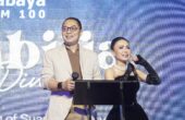 Eri Cahyadi Wali Kota Surabaya dan Yuni Shara saat bermain Berpacu Dalam Memoridi Memorabilia Intimate Dinner di Ballrom Shangri-La Hotel, Surabaya, Jumat (20/10/2023). Foto: Suara Surabaya