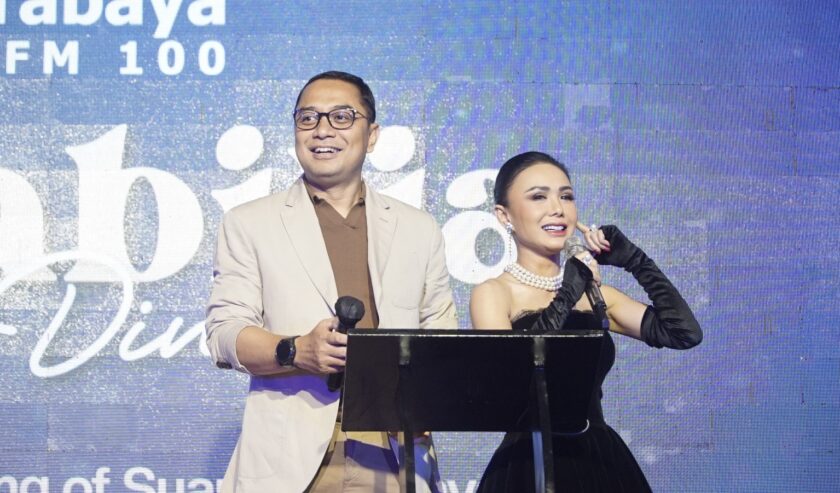 Eri Cahyadi Wali Kota Surabaya dan Yuni Shara saat bermain Berpacu Dalam Memoridi Memorabilia Intimate Dinner di Ballrom Shangri-La Hotel, Surabaya, Jumat (20/10/2023). Foto: Suara Surabaya