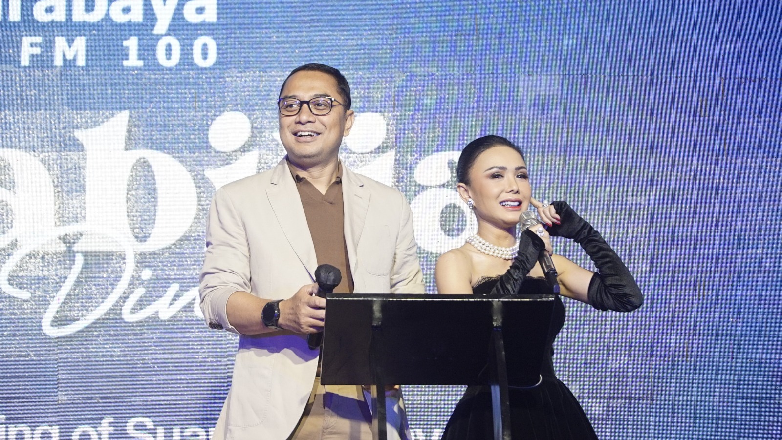 Eri Cahyadi Wali Kota Surabaya dan Yuni Shara saat bermain Berpacu Dalam Memoridi Memorabilia Intimate Dinner di Ballrom Shangri-La Hotel, Surabaya, Jumat (20/10/2023). Foto: Suara Surabaya