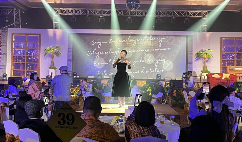 Penampilan Yuni Shara benar-benar memukau Memorabilia Intimate Dinner Suara Surabaya pada Jumat (20/10/2023) malam di Ballroom Shangri-La Hotel Surabaya. Foto: Suara Surabaya