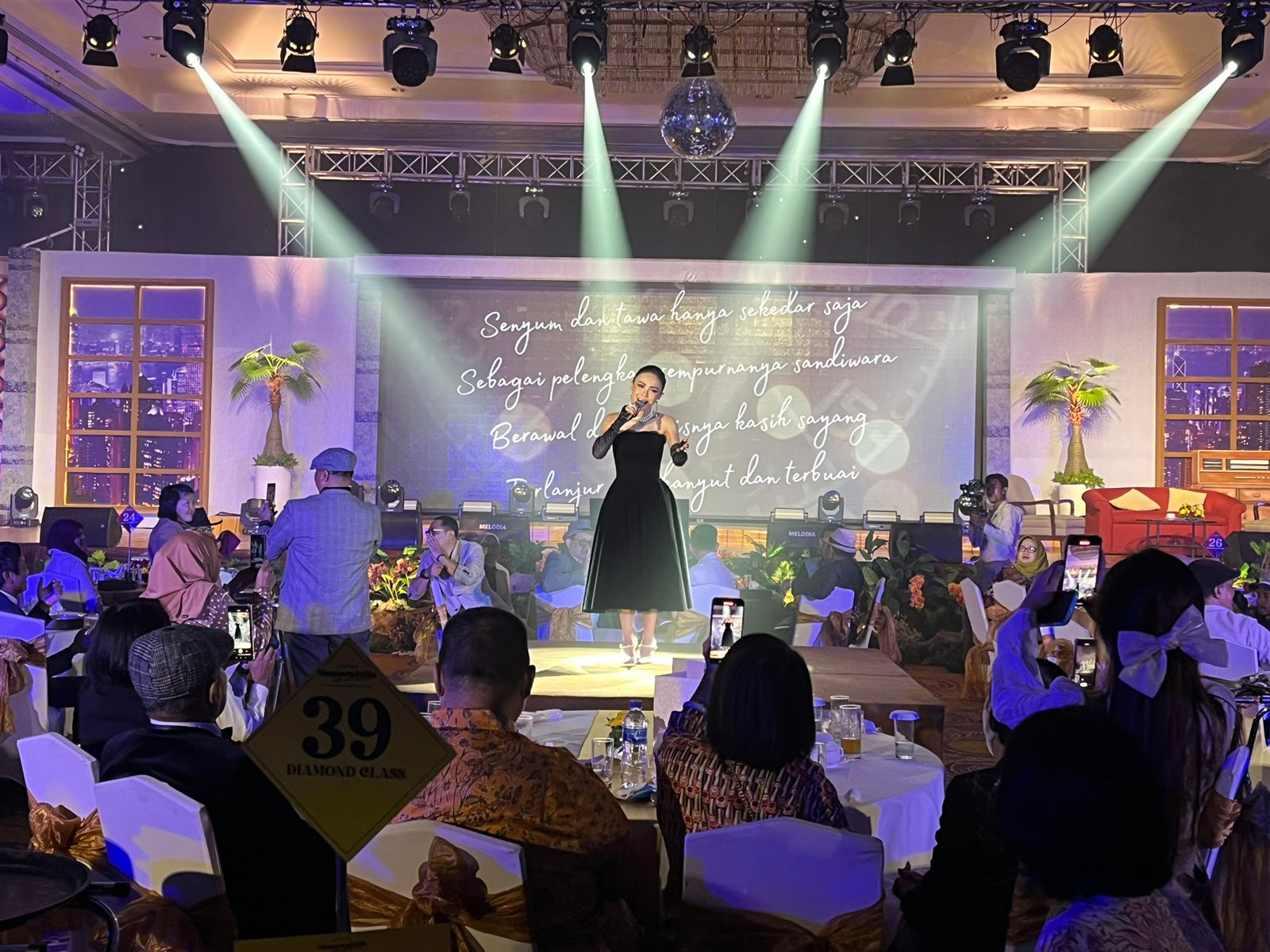 Penampilan Yuni Shara benar-benar memukau Memorabilia Intimate Dinner Suara Surabaya pada Jumat (20/10/2023) malam di Ballroom Shangri-La Hotel Surabaya. Foto: Suara Surabaya