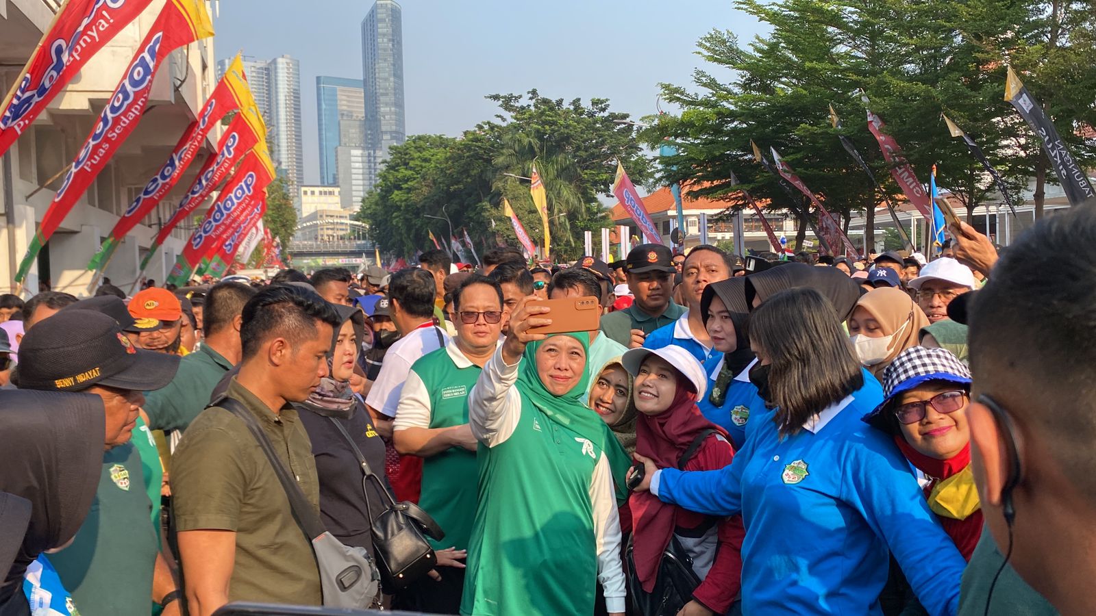 Khofifah Indar Parawansa Gubernur Jatim ditengah puluhan ribu Santri peserta Jalan Santai, Sabtu (21/10/2023). Foto: Meilita suarasurabaya.net