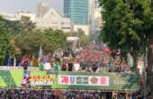 Puluhan ribu peserta Jalan Santai Hari Santri 2023 memadati area Jalan Gubernur Suryo Kota Surabaya, Sabtu (21/10/2023). Foto: Meilita suarasurabaya.net